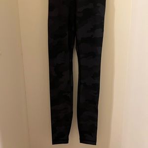 lululemon wunder under size 0 28’ leggings in black heritage camo
